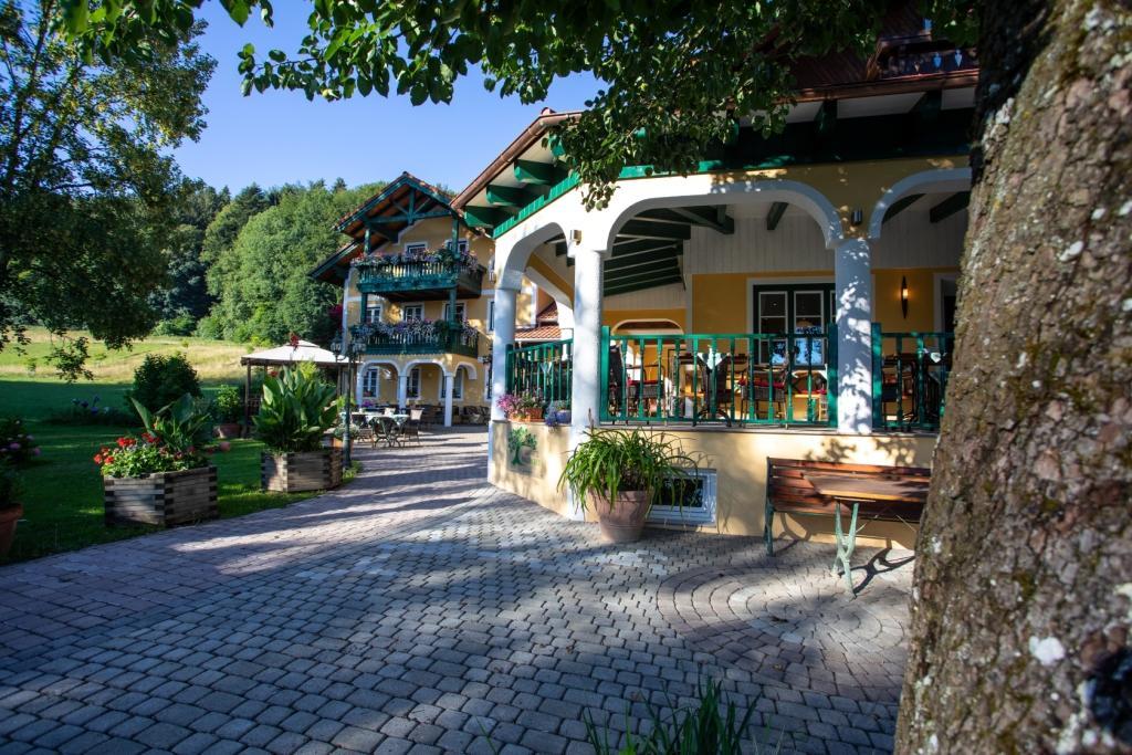 Landhotel Waldmühle Sankt Georgen im Attergau Exterior foto